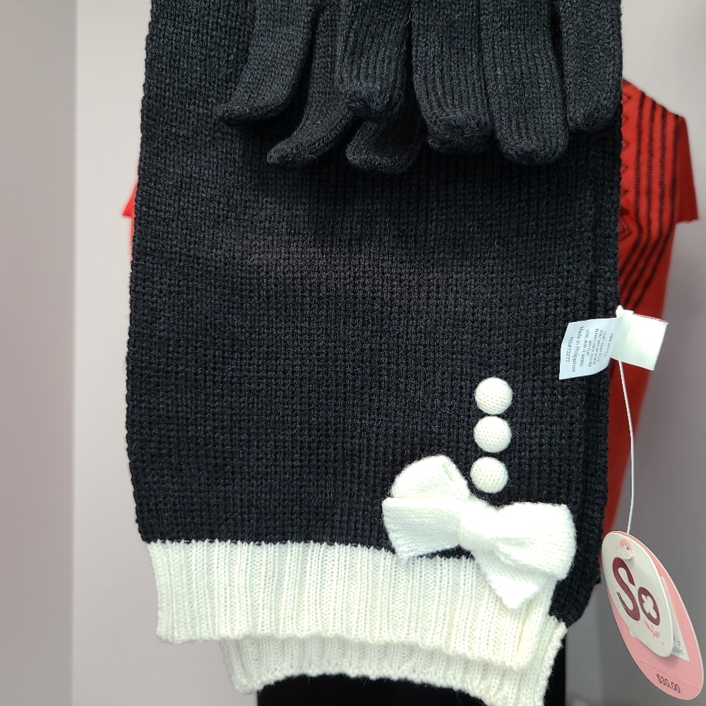 Long Scarf and gloves by So Blk and Wht striped
